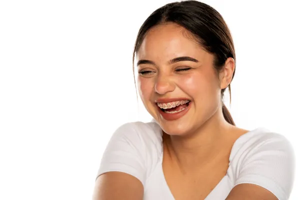 Portrét Mladé Krásné Ženy Smějící Bílém Pozadí — Stock fotografie