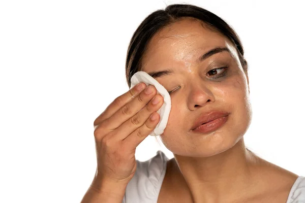 Uma Jovem Mulher Limpando Pele Rosto Com Almofada Algodão Contra — Fotografia de Stock