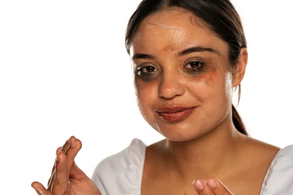 Seorang Wanita Muda Dioleskan Dengan Makeup Remover Wajahnya Pada Latar — Stok Foto