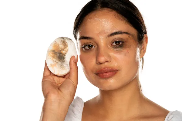 Seorang Wanita Muda Menunjukkan Pad Kapas Kotor Saat Menyeka Wajahnya — Stok Foto