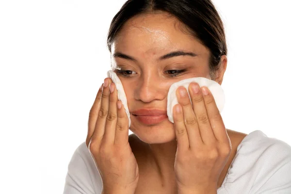Una Joven Mujer Limpiando Piel Cara Con Almohadillas Algodón Sobre — Foto de Stock