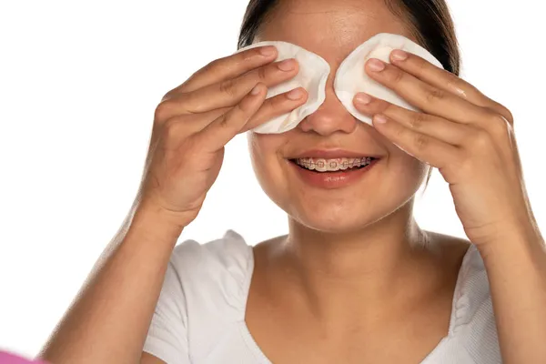 Eine Junge Frau Reinigt Ihre Gesichtshaut Mit Wattepads Vor Weißem — Stockfoto