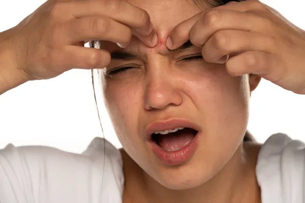 Een Jonge Mooie Vrouw Knijpt Puistjes Haar Voorhoofd Tegen Een — Stockfoto