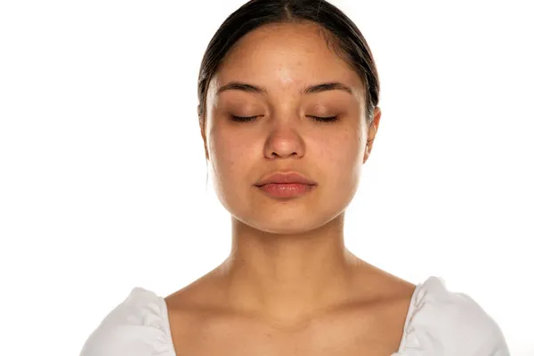 Retrato Uma Jovem Mulher Bonita Com Olhos Fechados Fundo Branco — Fotografia de Stock