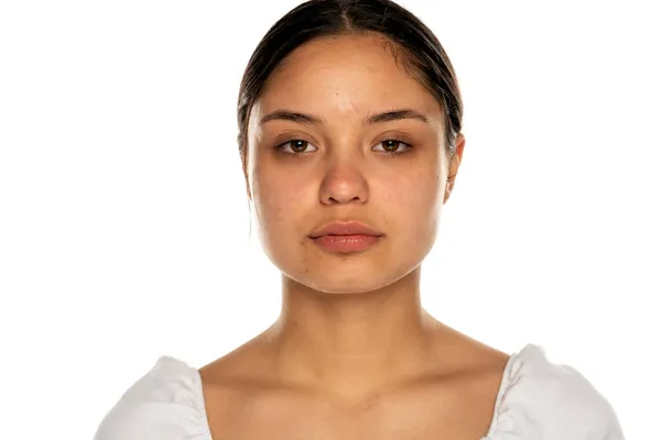 Retrato Uma Jovem Mulher Bonita Sem Maquiagem Fundo Branco — Fotografia de Stock