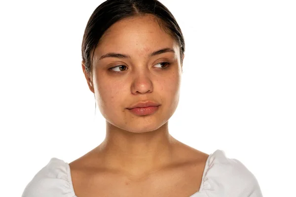 Uma Jovem Sem Maquiagem Olha Para Fundo Branco — Fotografia de Stock