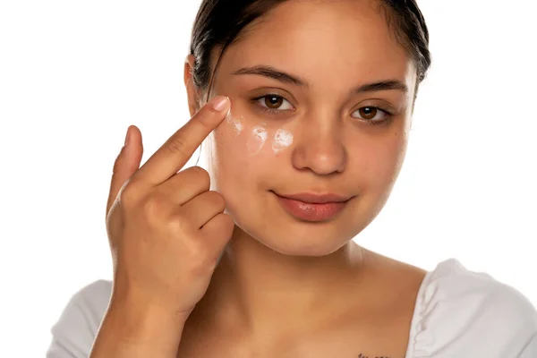 Une Jeune Femme Applique Crème Visage Sous Ses Yeux Sur — Photo