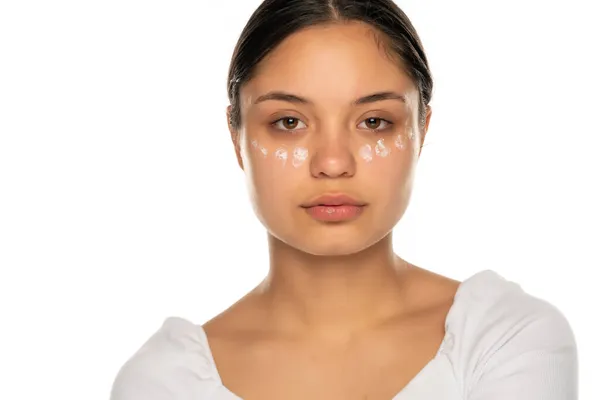 Seorang Wanita Serius Muda Berpose Dengan Krim Wajah Latar Belakang — Stok Foto