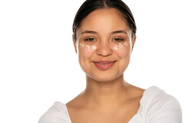 Seorang Wanita Muda Tersenyum Berpose Dengan Krim Wajah Latar Belakang — Stok Foto