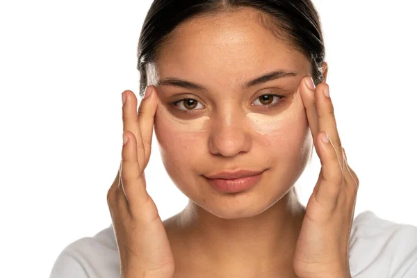 Foto Cabeza Una Joven Hermosa Mujer Aplica Corrector Bajo Sus — Foto de Stock