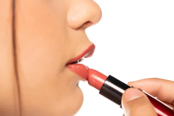 Close Van Een Jonge Mooie Vrouw Brengt Lippenstift Een Witte — Stockfoto