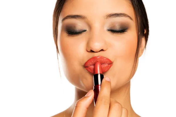 Gros Plan Une Jeune Belle Femme Applique Rouge Lèvres Sur — Photo