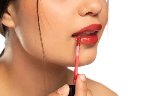 Closeup Dari Seorang Wanita Cantik Muda Menerapkan Lip Gloss Pada — Stok Foto