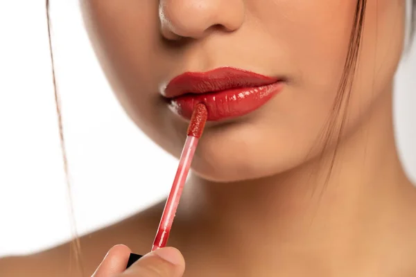 Closeup Dari Seorang Wanita Cantik Muda Menerapkan Lip Gloss Pada — Stok Foto