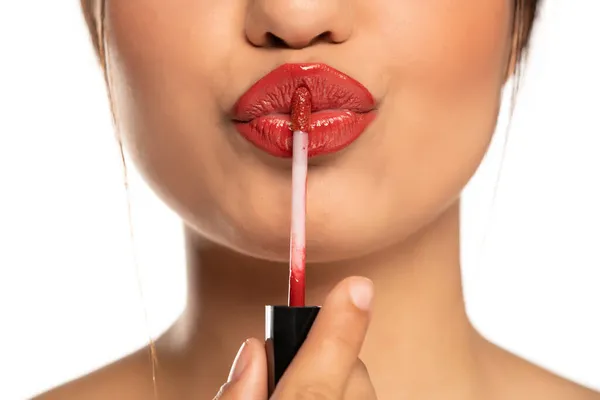 Close Van Een Jong Mooi Vrouw Brengt Lip Gloss Een — Stockfoto