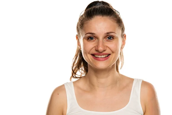 Retrato Una Mujer Sonriente Con Ojos Azules Sin Maquillaje Sobre — Foto de Stock