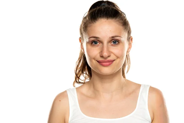 Retrato Una Mujer Sonriente Con Ojos Azules Sin Maquillaje Sobre — Foto de Stock