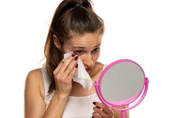 Mujer Limpia Maquillaje Cara Con Toallitas Húmedas Sobre Fondo Blanco — Foto de Stock