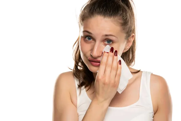 Mujer Limpia Maquillaje Cara Con Toallitas Húmedas Sobre Fondo Blanco — Foto de Stock