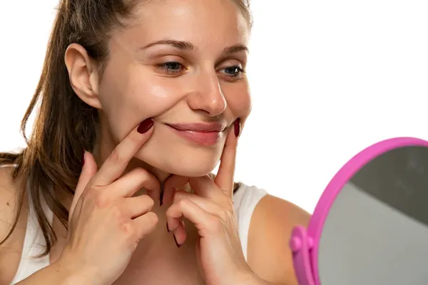 Une Femme Regarde Ses Lèvres Devant Miroir Sur Fond Blanc — Photo