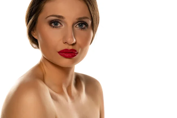 白い背景に青い目と赤い口紅の美しい女性の肖像画 — ストック写真