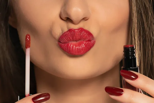 Woman Advertises Red Lip Gloss Kissing Gesture — Stock Photo, Image