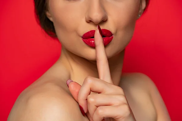 Close Uma Mulher Com Dedo Frente Seus Lábios Fundo Vermelho — Fotografia de Stock