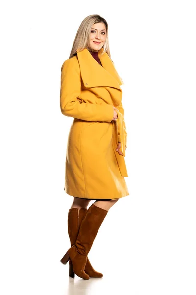 Jovem Loira Bonita Casaco Amarelo Botas Couro Fundo Branco — Fotografia de Stock