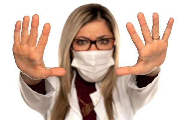 Mladá Nervózní Žena Lékař Brýlemi Tvář Lékařské Masky Ukazující Stop — Stock fotografie