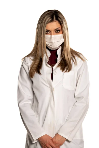 Junge Unglückliche Ärztin Mit Gesichtsmaske Auf Weißem Hintergrund — Stockfoto
