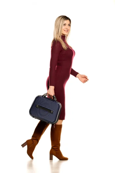 Ung Vacker Kvinna Tight Klänning Och Handbagage Vit Bakgrund — Stockfoto
