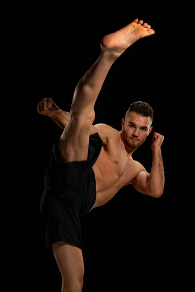 Mma Vechter Zwarte Broek Een Vechtpositie Een Zwarte Achtergrond — Stockfoto