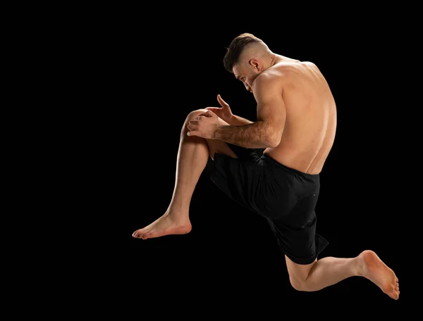 Mma Vechter Zwarte Broek Een Vechtpositie Een Zwarte Achtergrond — Stockfoto