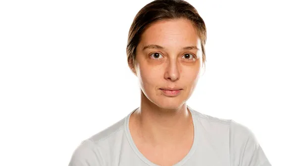 Retrato Jovem Mulher Séria Sem Maquiagem Fundo Branco — Fotografia de Stock