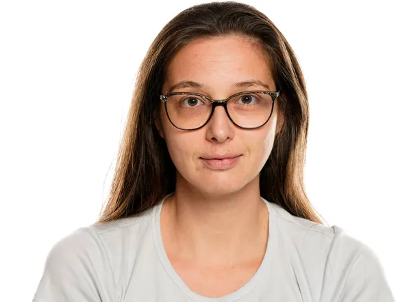 Retrato Mujer Joven Sonriente Con Gafas Sin Maquillaje Sobre Fondo — Foto de Stock