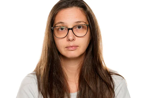 Retrato Mujer Joven Seria Con Gafas Sin Maquillaje Sobre Fondo — Foto de Stock