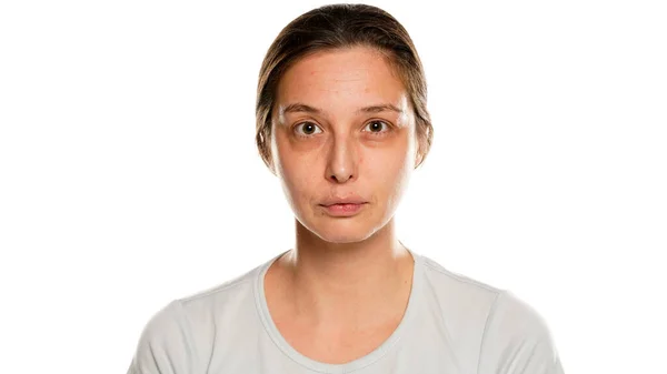 Retrato Una Joven Mujer Seria Sin Maquillaje Sobre Fondo Blanco — Foto de Stock