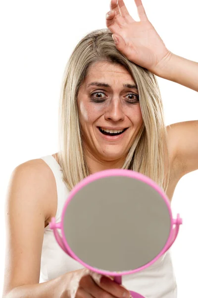 Retrato Uma Bela Mulher Chocada Com Maquiagem Borrada Fundo Branco — Fotografia de Stock