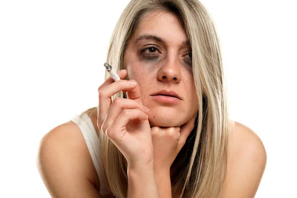 白を基調とした化粧品やタバコを吸って絶望的な若い女性の肖像画 — ストック写真