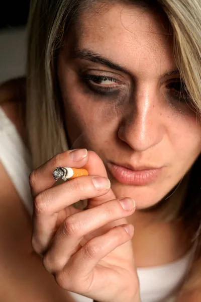 Porträtt Ung Kvinna Med Suddig Makeup Och Cigarett — Stockfoto