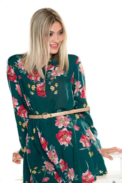 Ung Vacker Lycklig Kvinna Blommig Sommar Klänning Poserar Vit Bakgrund — Stockfoto