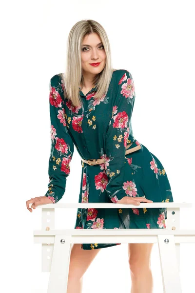 Jovem Mulher Bonita Vestido Verão Floral Posando Fundo Branco — Fotografia de Stock