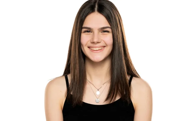 長いストレートの髪で白い背景に化粧をしていない美しい笑顔の10代の女の子の肖像画 — ストック写真