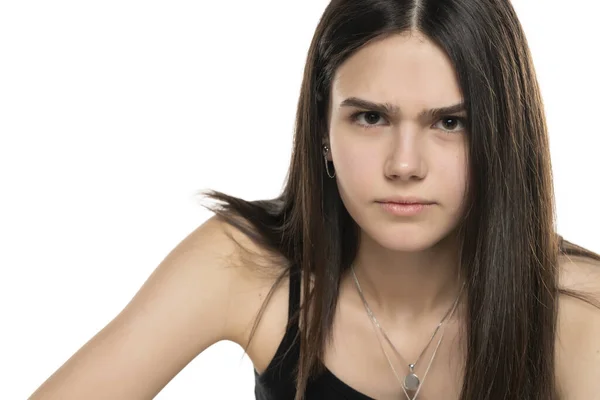 Porträt Einer Schönen Wütenden Teenagerin Mit Langen Glatten Haaren Und — Stockfoto
