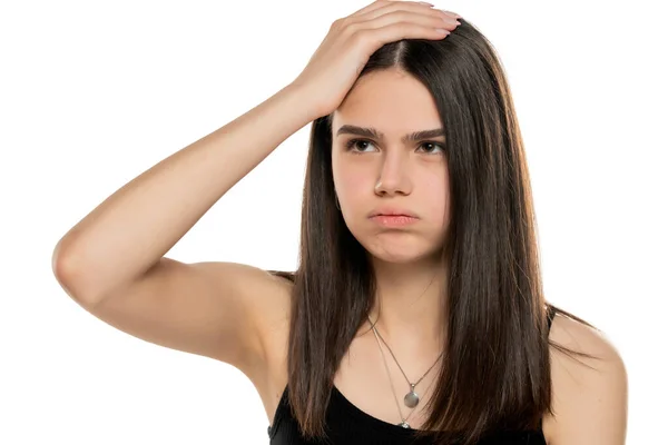 Ung Frustrerad Flicka Håller Huvudet Med Handen Vit Bakgrund — Stockfoto