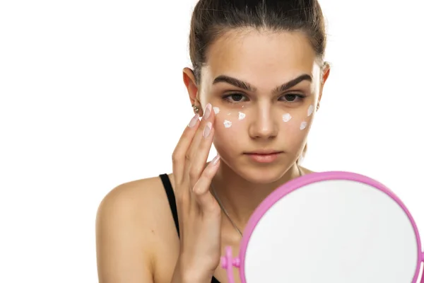 Portrait Young Teen Girl Applying Cosmetic Product Her Eyes White — Stock Photo, Image