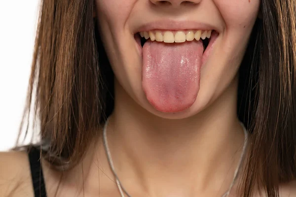 Primer Plano Una Joven Con Lengua Extendida Sobre Fondo Blanco —  Fotos de Stock