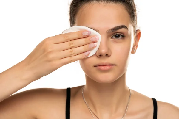 Schöne Teen Mädchen Reinigt Ihr Gesicht Mit Wattepads Auf Weißem — Stockfoto