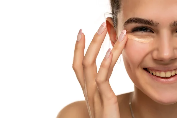 Happy Teen Girl Applyes Concealer Her Eyes White Background — Stock Photo, Image