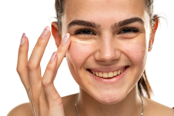 Glad Tonåring Flicka Applåderar Concealer Ögonen Vit Bakgrund — Stockfoto